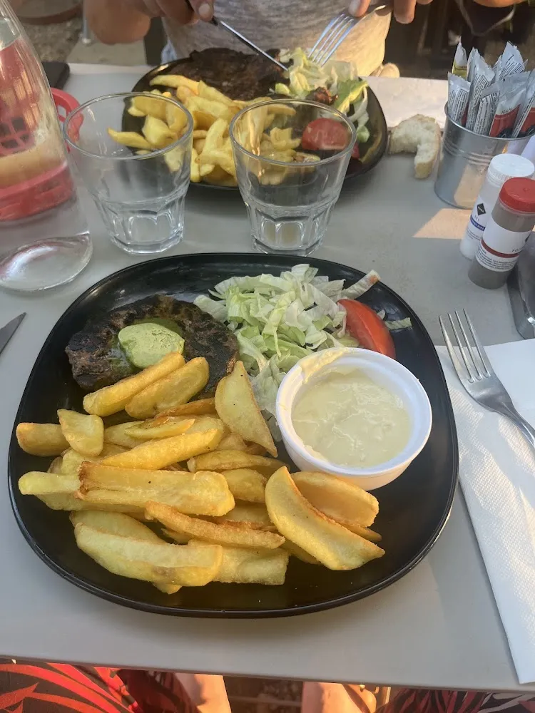 Burger Beurre d’Ail Frites Salades